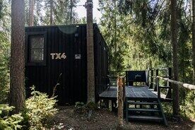 Тайни-Хаус с мангалом, панорамным окном на озеро/реку и потолочным окном над кроватью, Гринвальд Парк Скандинавия, Выборгский район