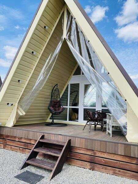 По Щучьему Велению, коричневый домик в стиле A-Frame на берегу реки, Воронежская область: фото 2