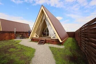 Загородный клуб По Щучьему Велению, Коричневый домик в стиле A-Frame с чаном