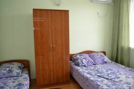 Трехместный номер в блоке., Гостевой дом Золотой Ямал, Витязево